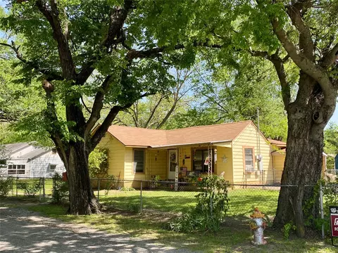 1115 S 6th St, Bonham, TX 75418