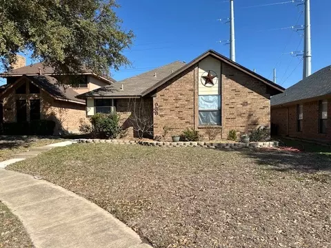 936 Winding Creek Dr, Mesquite, TX 75149