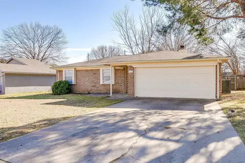 625 NW Charlyne Dr, Burleson, TX 76028