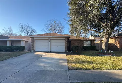 308 Valley Spring Dr, Arlington, TX 76018