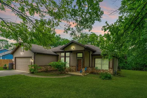 621 S Hill St, Pilot Point, TX 76258