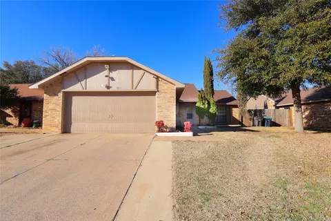 3832 Seven Gables St, Fort Worth, TX 76133