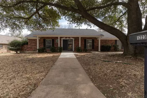 1223 Surry Place Dr, Cleburne, TX 76033