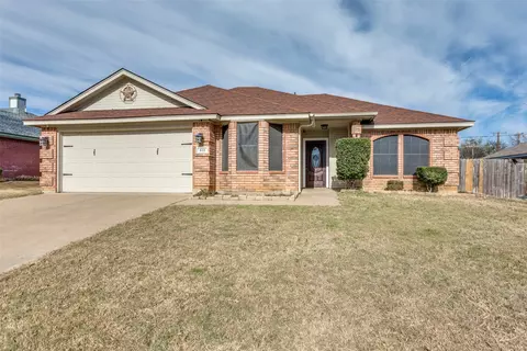 832 Spring Meadows Dr, Burleson, TX 76028