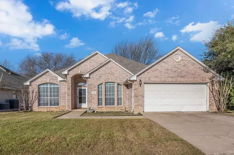 5825 Clear Creek Dr, Haltom City, TX 76137