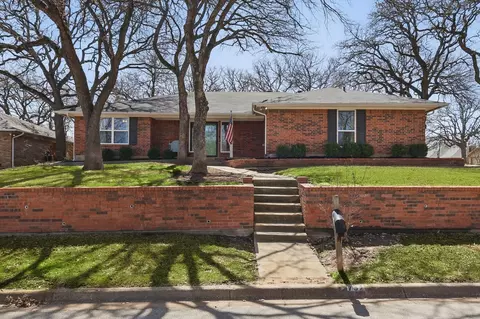 737 Highland Crest Dr, Hurst, TX 76054