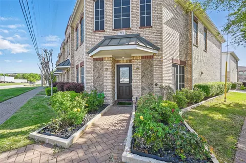 211 S Kealy Ave, Lewisville, TX 75057