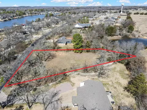1227 Kiowa Dr E, Gainesville, TX 76240