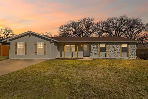 904 Mccurry Ave, Bedford, TX 76022