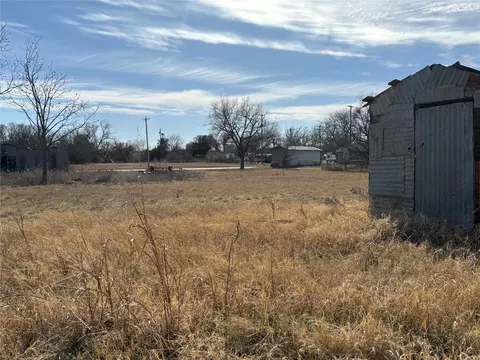 206 E Springcreek Rd E, Olney, TX 76374