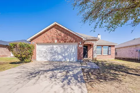 233 Silver Lake Trl, Fort Worth, TX 76140