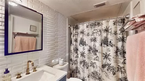Bath - 1613 Willow Ln, Euless, TX 76039 photo 2 of 4