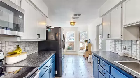 Kitchen - 1613 Willow Ln, Euless, TX 76039 photo 4 of 4