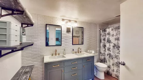 Bath - 1613 Willow Ln, Euless, TX 76039 photo 1 of 4