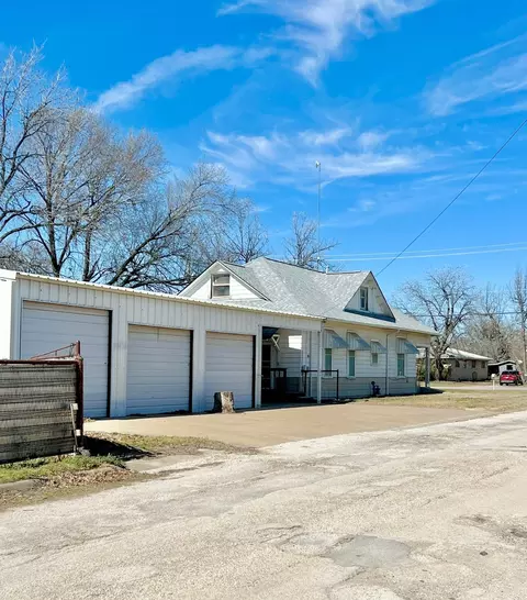 301 W Belknap St, Jacksboro, TX 76458