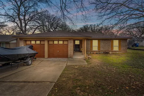 724 Timberoaks Dr, Azle, TX 76020