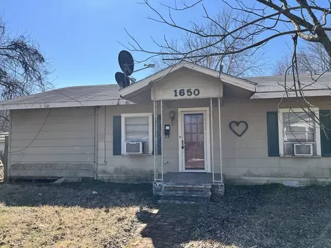 1650 E Polk St, Paris, TX 75460