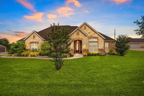 1917 Willow Bend Dr, Oak Leaf, TX 75154