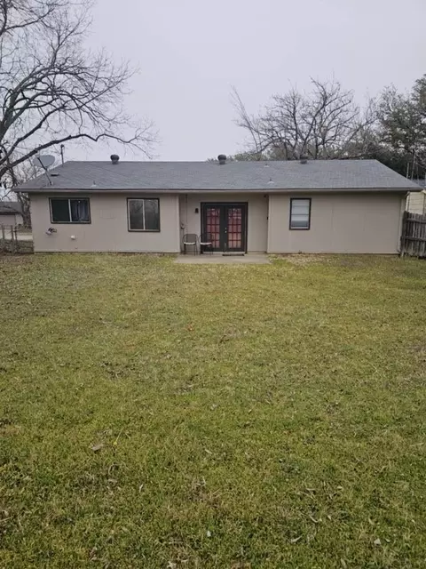317 Boulder Ct, Burleson, TX 76028