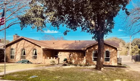 917 Curtis Dr, Arlington, TX 76012