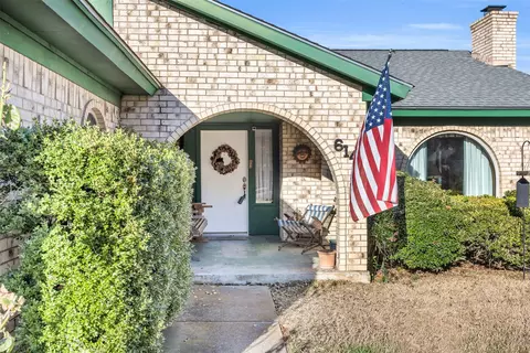 614 Raintree Ct, Arlington, TX 76012