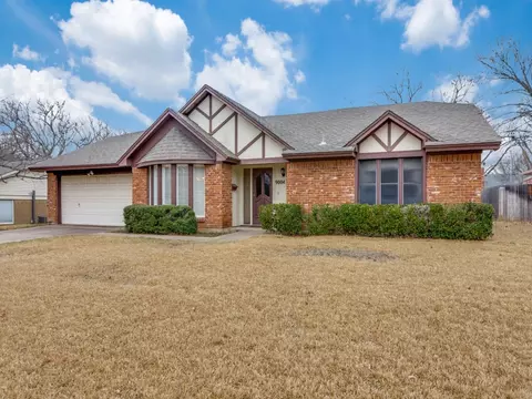 9004 Van Deman Dr, Benbrook, TX 76116