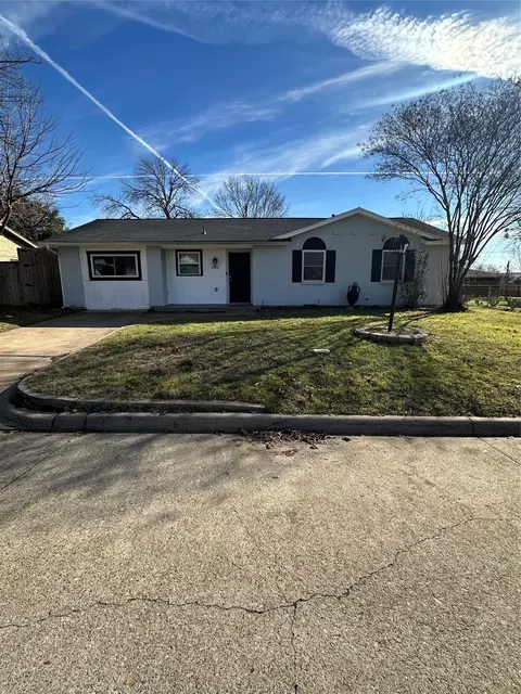 2446 Lakeshore Dr, Grand Prairie, TX 75051