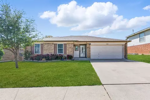 7220 Royal Oak Dr, Benbrook, TX 76126
