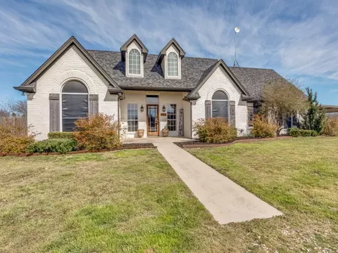 103 Honeysuckle Dr, Decatur, TX 76234
