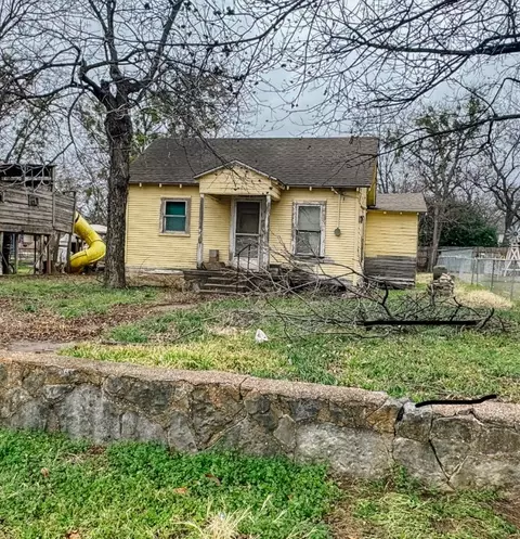503 N Pearl St, Comanche, TX 76442