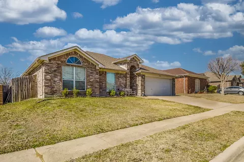 6928 Meadow Bend Dr, Arlington, TX 76002