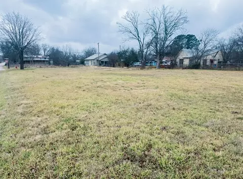 305 E Walcott Ave, Comanche, TX 76442