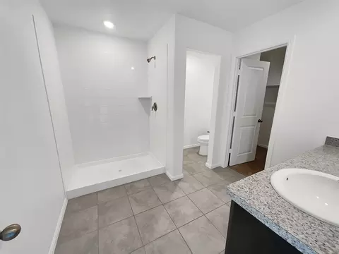 Bath - 712 Durango Ln, Cleburne, TX 76033 photo 1 of 2