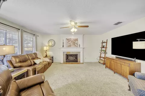 Living - 729 Bear Run Dr, Grapevine, TX 76051 photo 3 of 3