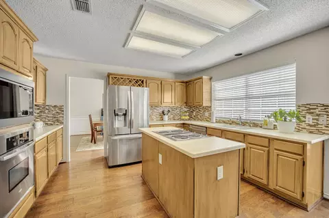 Kitchen - 729 Bear Run Dr, Grapevine, TX 76051 photo 2 of 3