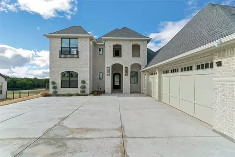 129 Helton Dr, Granbury, TX 76049