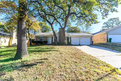 4815 Crestmont Ct, Arlington, TX 76017