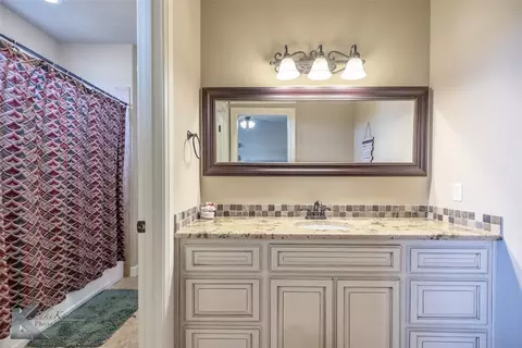 Bath - 609 Prosperity Rd, Abilene, TX 79602 photo 7 of 9