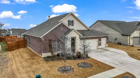 1516 Smoke Signal Ln, Weatherford, TX 76087