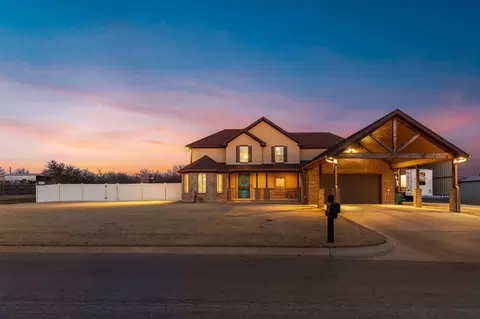 1105 N 1st St, Iowa Park, TX 76367