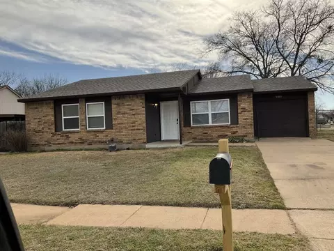 7600 Whirlwind Dr, Fort Worth, TX 76133