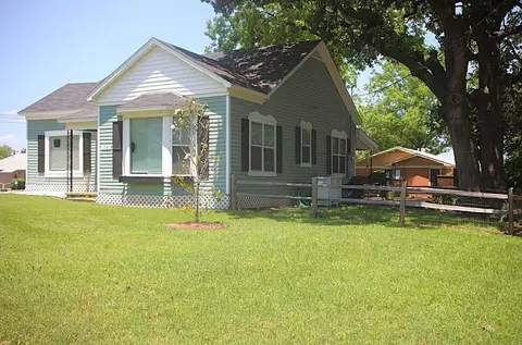 108 W Grove St, Pilot Point, TX 76258