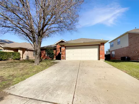1040 Wood Stream Dr, Grand Prairie, TX 75052