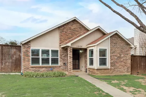 1305 Maplewood Dr, Lewisville, TX 75067