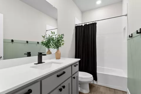 Bath - 509 Watson Ln, Denton, TX 76210 photo 2 of 2