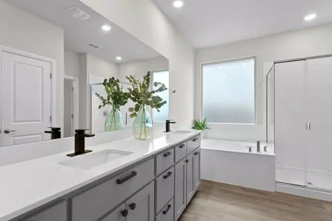 Bath - 509 Watson Ln, Denton, TX 76210 photo 1 of 2