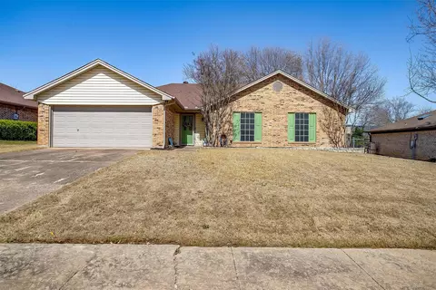 404 Overcrest Dr, Benbrook, TX 76126