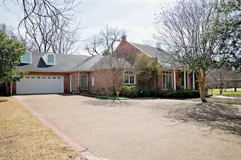 705 Mulberry Dr, Athens, TX 75751