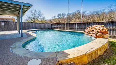 4822 Sapphire Ln, Granbury, TX 76049