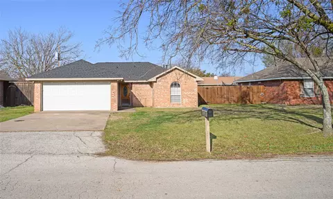1307 S Howeth St, Gainesville, TX 76240